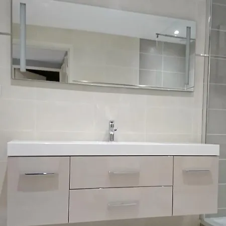 Appartamento D'une A Avec Magnifique Vue Sur La Ville Jardin Clos Et Wifi A 3 Km De La Plage